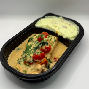 SALMÓN RUSTICO CREAM EN MANTEQUILLA Y AJO CONFITADO CON PURÉ RUSTICO CASERO Y VEGETALES